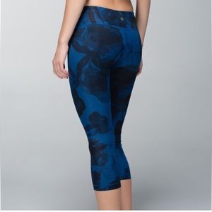 20. Lululemon Wunder Under Crop II Jumbo Inky Floral Size 12